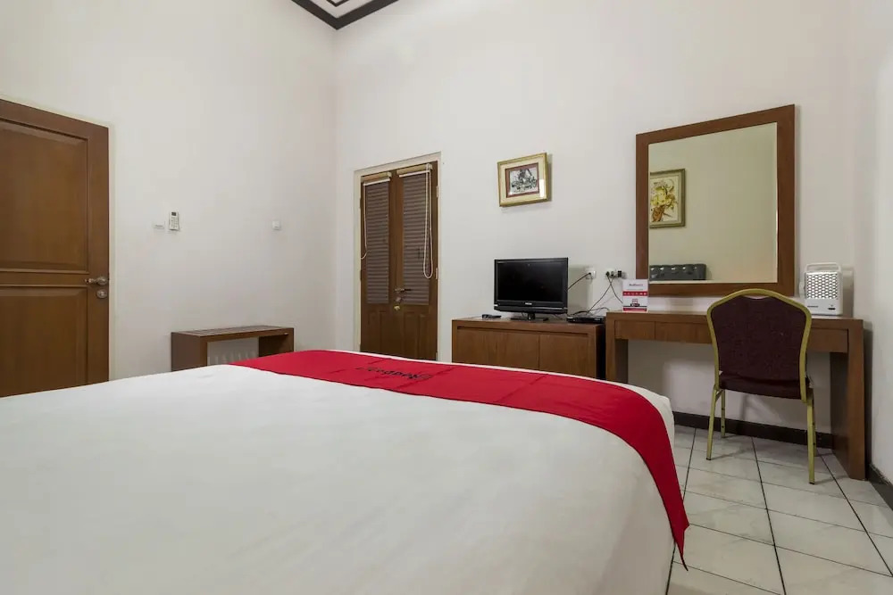 RedDoorz Plus near Riau Street 2