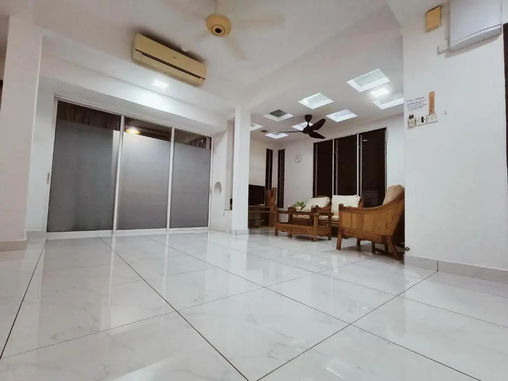 Family 15 Pax Corner Lot House / Free WiFi