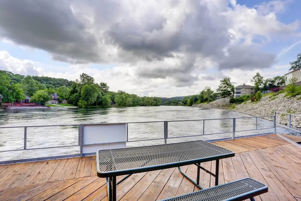 4 Mi to Strip: Cozy Lake-view Retreat in Branson