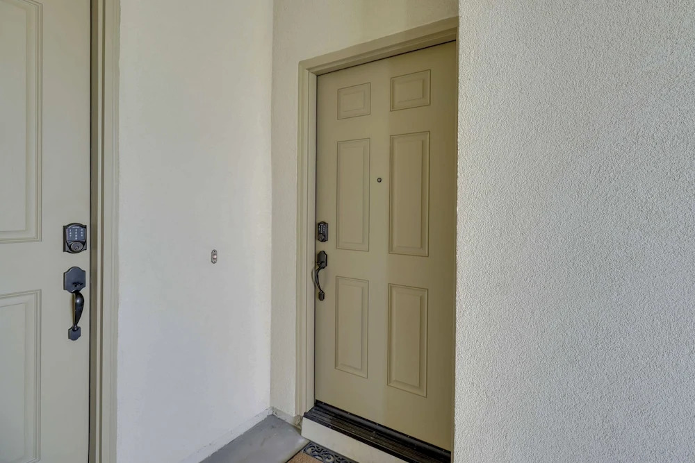 Desirable Reno Apartment: 15 Mi to Ski Slopes!