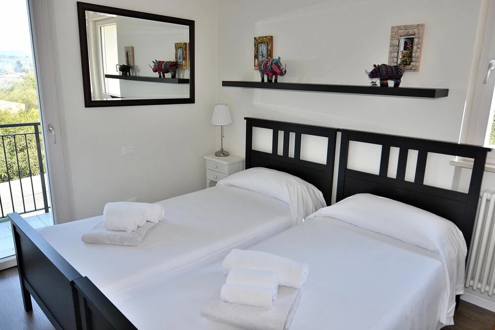 Villa Lisi - Sleeps 8 Private Garden in Residence With Pool in Bardolino