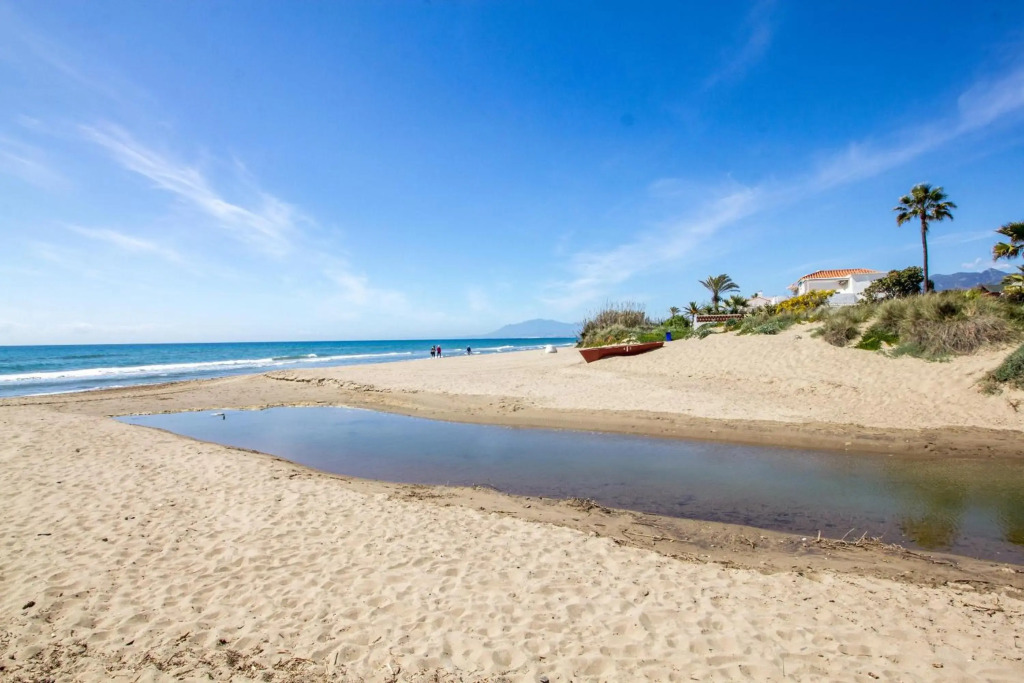 Perfectly located beachside apartment in Elviria Marbella