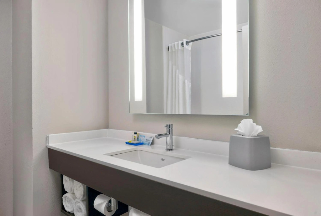 Holiday Inn Express and Suites Kansas City Airport by IHG