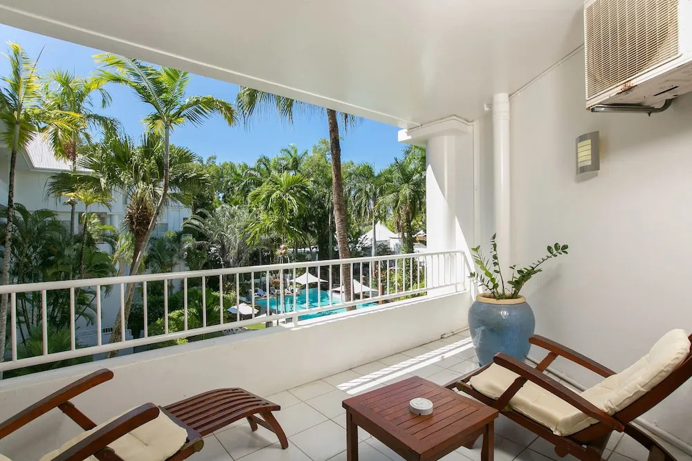 Poolside Apt Absolute Beachfront Resort