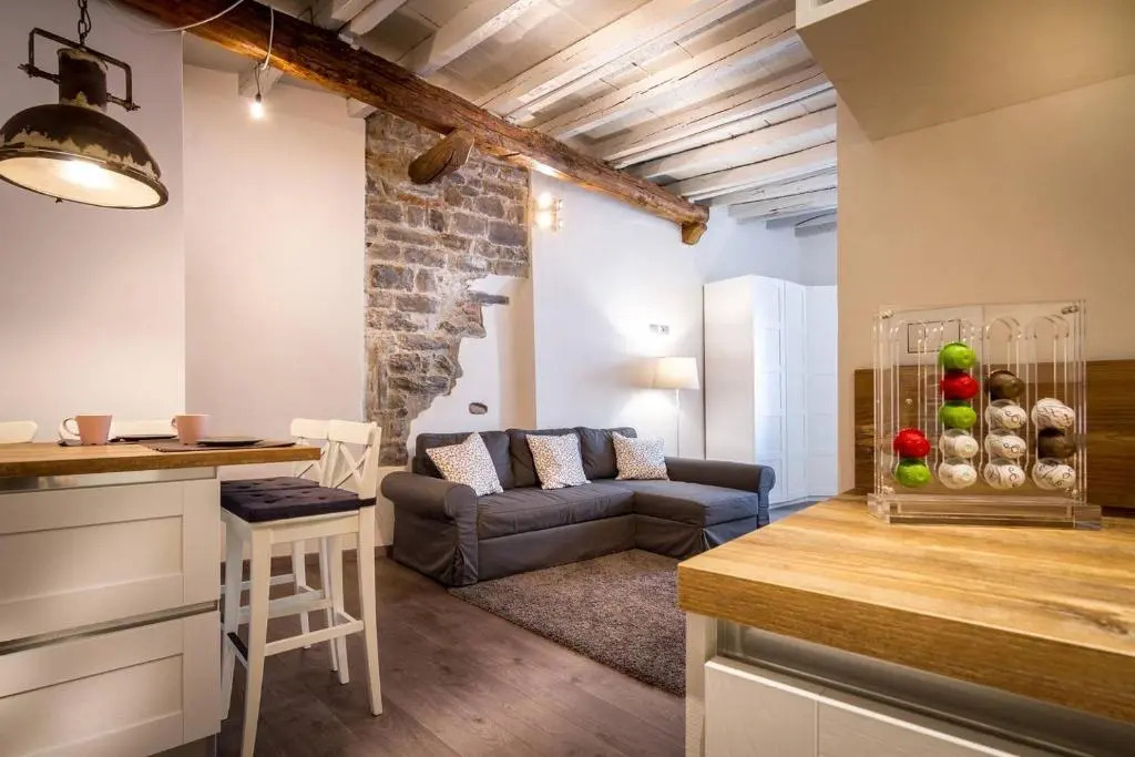 ALTIDO Elegant Apt for 4 at the Como's heart
