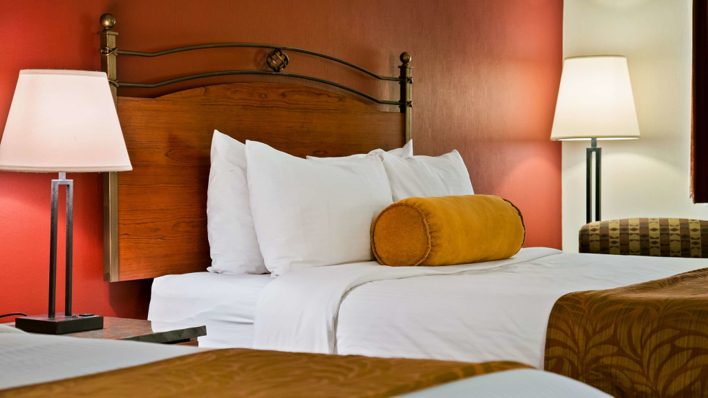 Invermere Inn & Suites