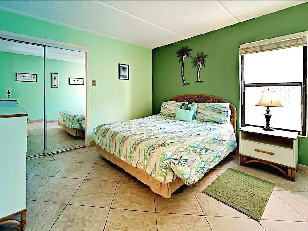 5570 Gulf Blvd Condo Unit 201 - 2 Br condo by RedAwning