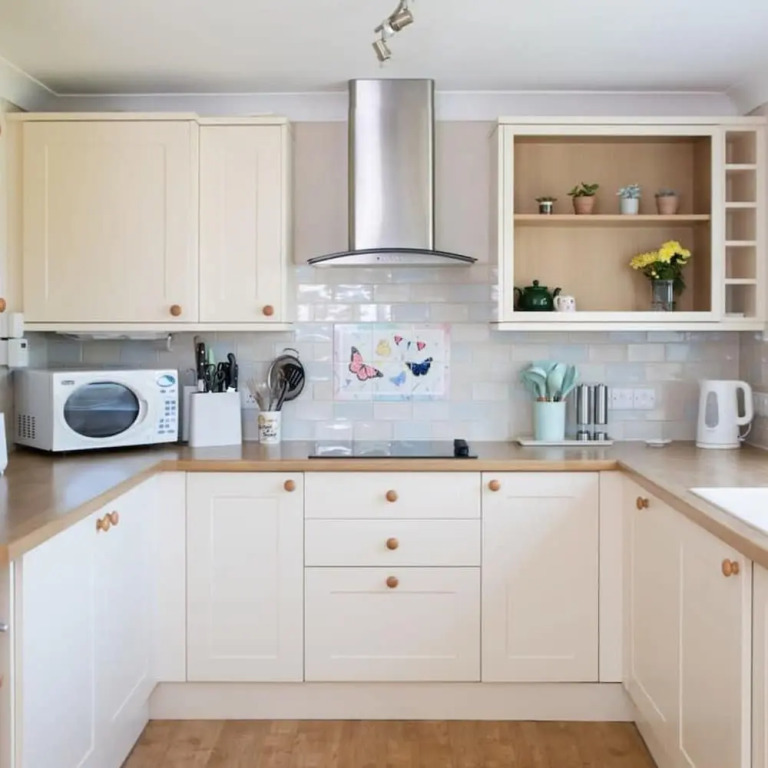 Seaside detached 4bd home nr shops Parking Garden