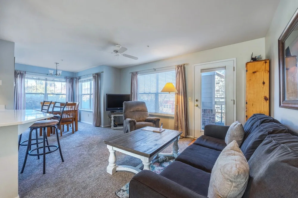 Alleys 22 Condo with Direct Deck Access by RedAwning