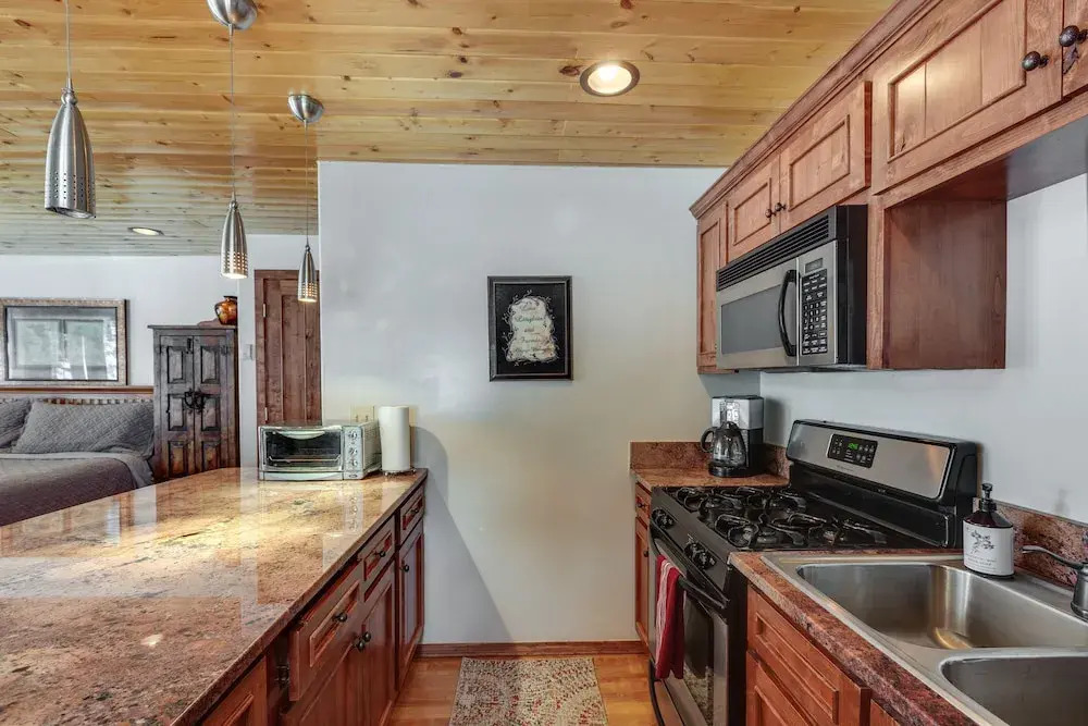Cozy Streamside Studio - 2 Mi to Taos Ski Resort!