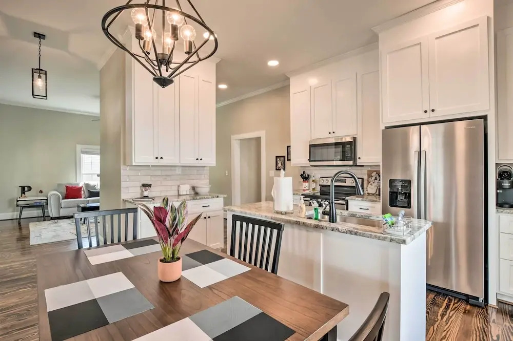 Ideally Located 'penne Place' w/ Deck & Grill