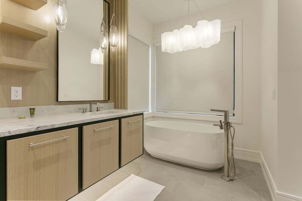 9401 - Silver Aspen - Five Bedroom Luxury Townhome 5 Home