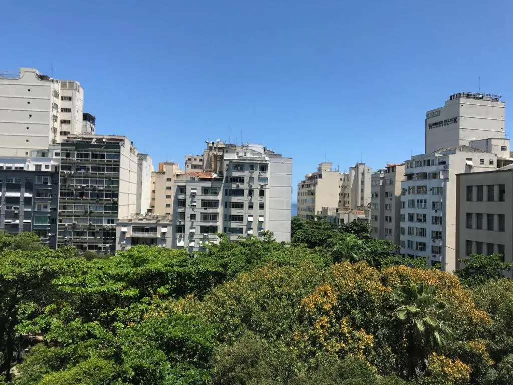 Confortável apto cama queen e sofá cama - COPACABANA