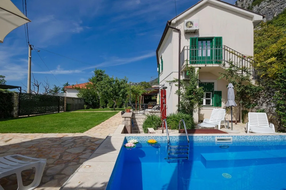 VILLA BARETIC
