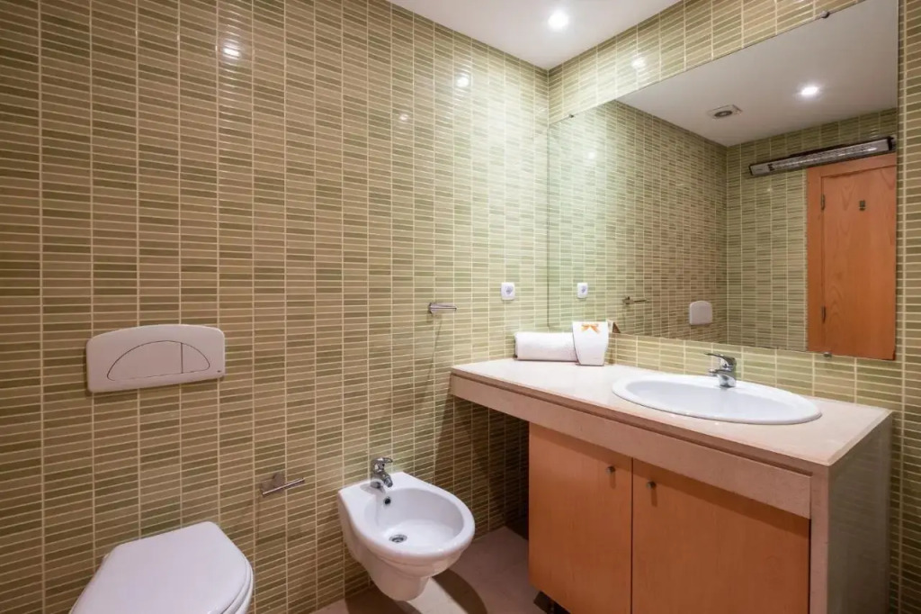 #069 Stunning Flat Near New Town w Pool View
