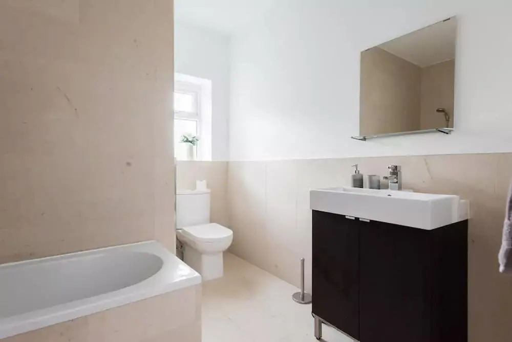 Amazing Modern 2 Bedroom Apartment in Zone 1!