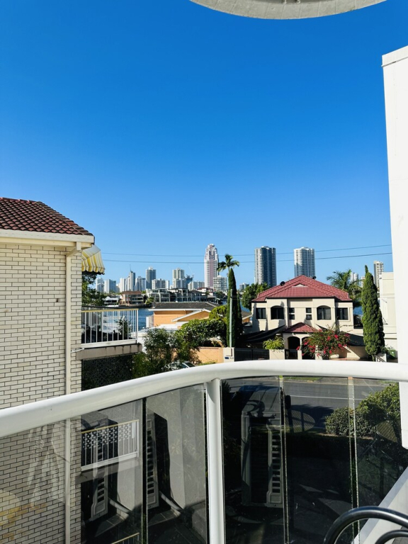 Modern Apartment in Chevron Island