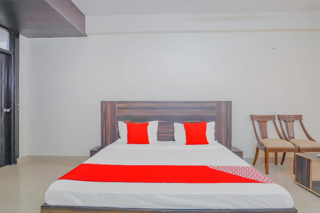OYO Flagship 80151 Hotel Platinum Inn