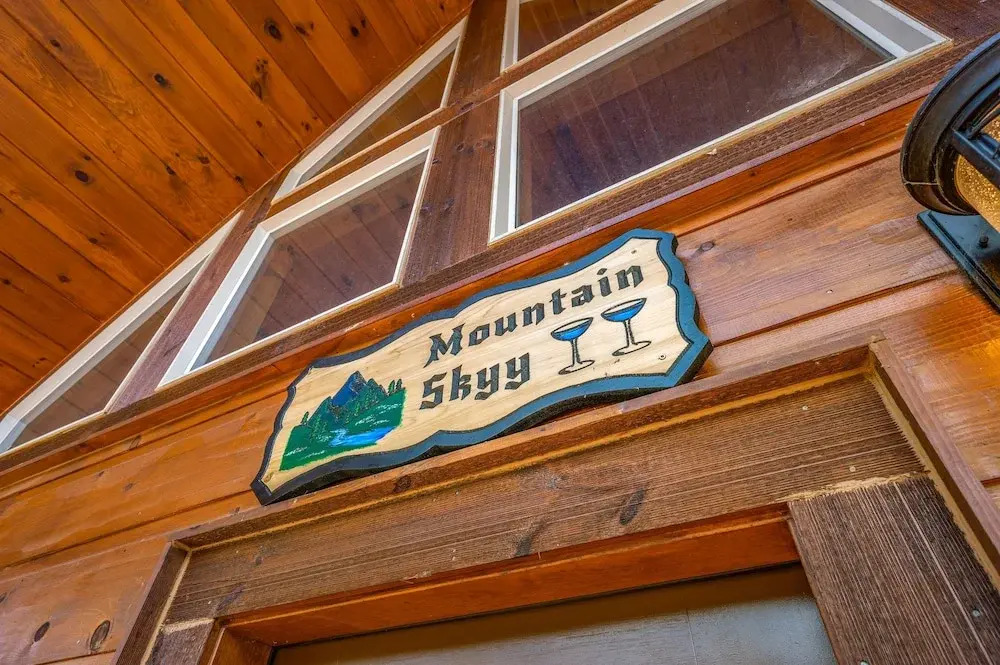 Mountain Skyy 3 Bedroom Cabin by RedAwning