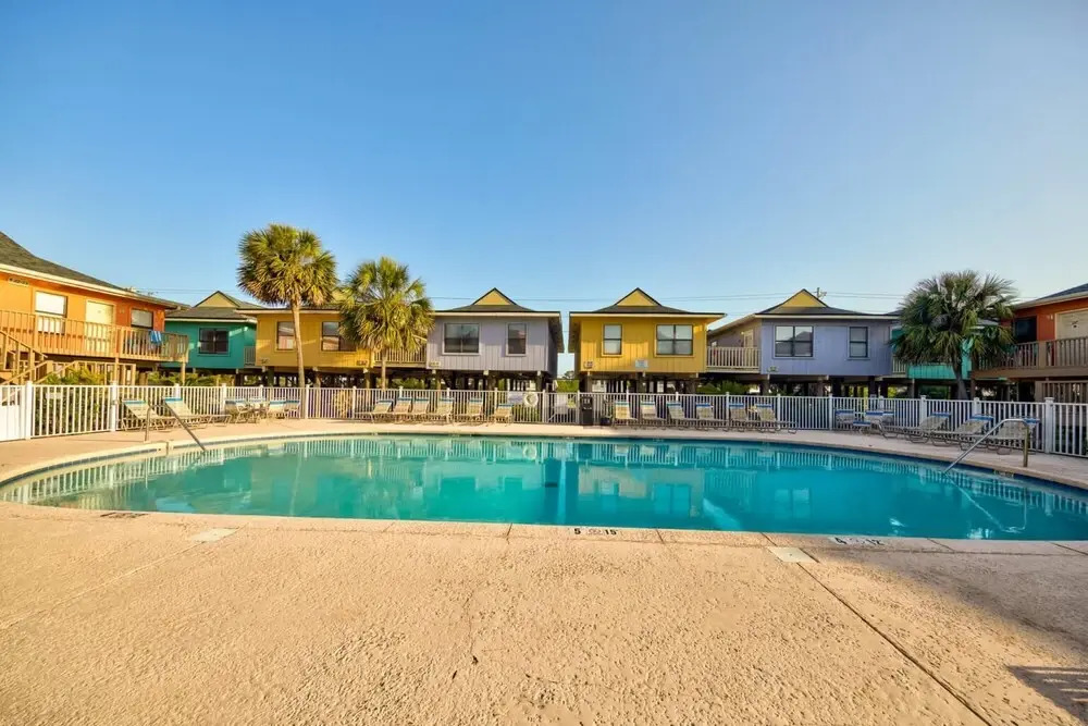 Adorable Condo Directly Across the Street From Beach With Pool and hot tub