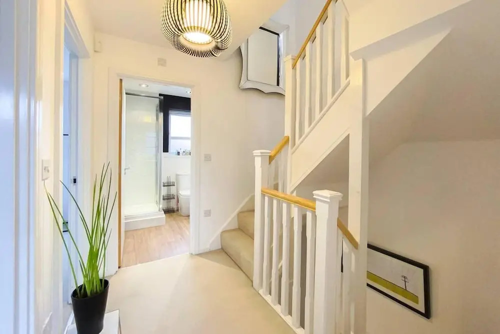 Stunning 4 Bed House With Cinema Room & Parking