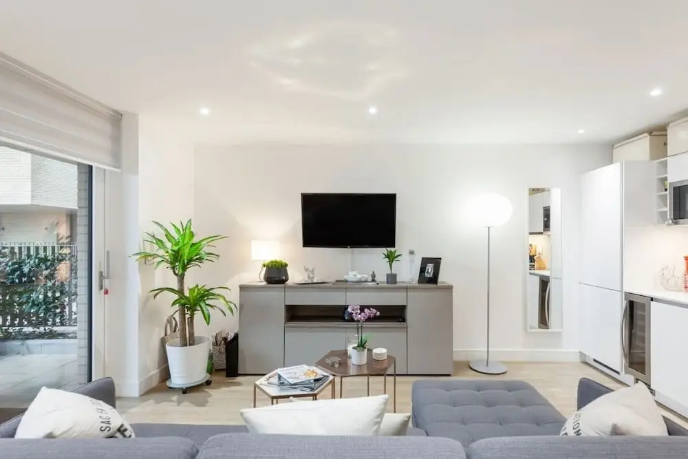Stunning One Bed Apt W/balcony and Riverview in Greenwich
