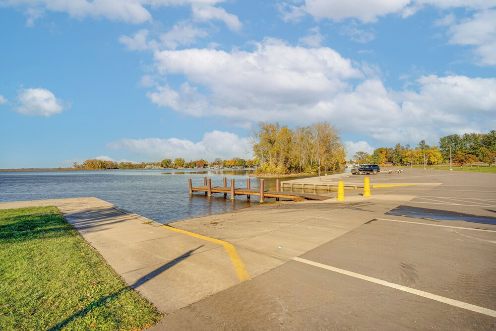 Angler's Retreat 1 Block to Lake Winneconne