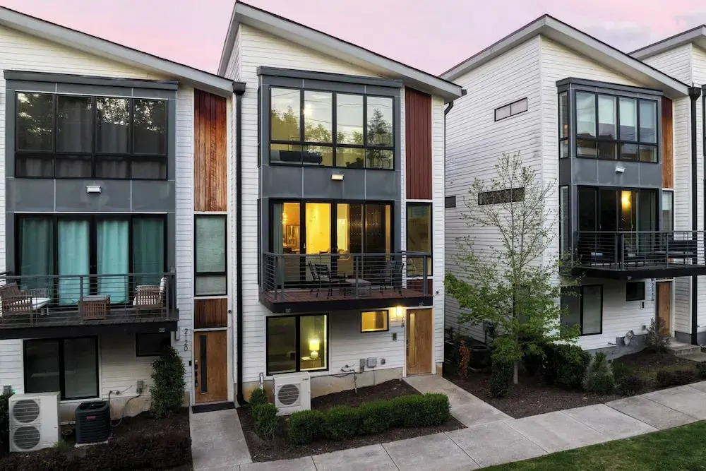 Luxe 4bdr w/ Balcony & Parking, 10 Mins to Broadway 9th Avenue by Avantstay