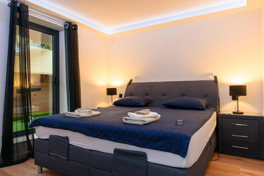Beach Holiday home with private jacuzzi & parking