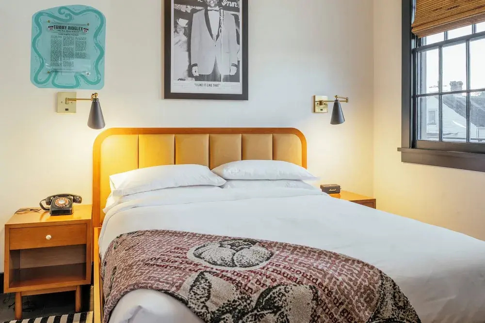 Dew Drop Inn Hotel & Lounge