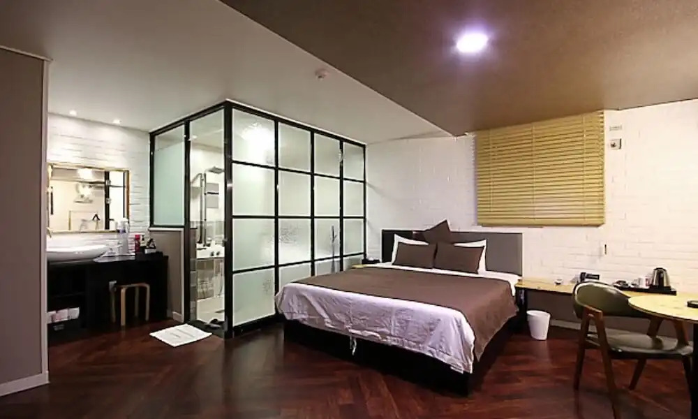 Hotel 385