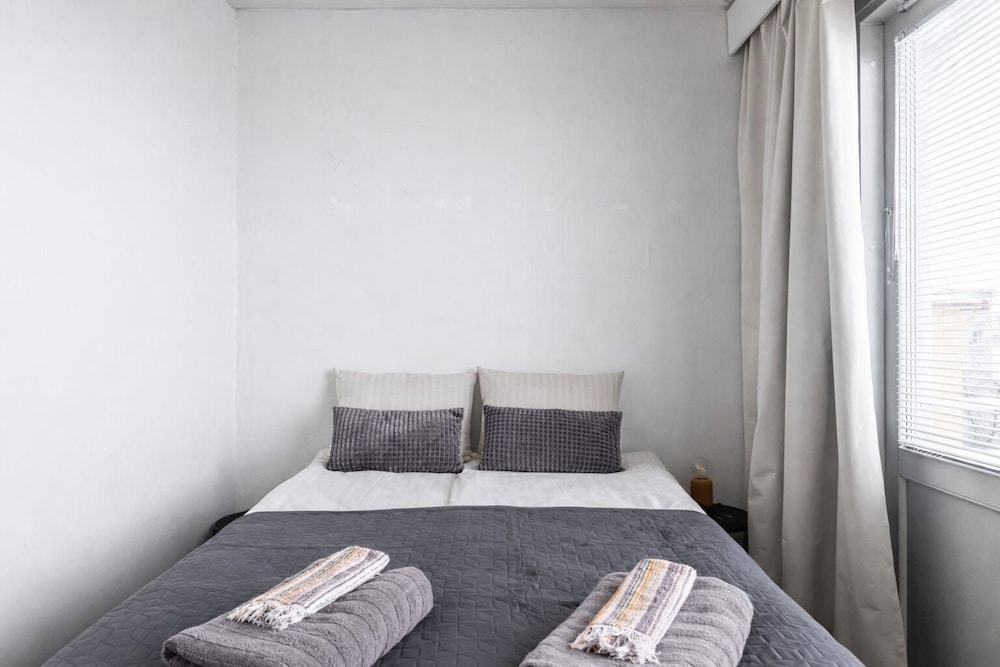 1BR Apartments next to Railway Station, Free Parking, Balcony
