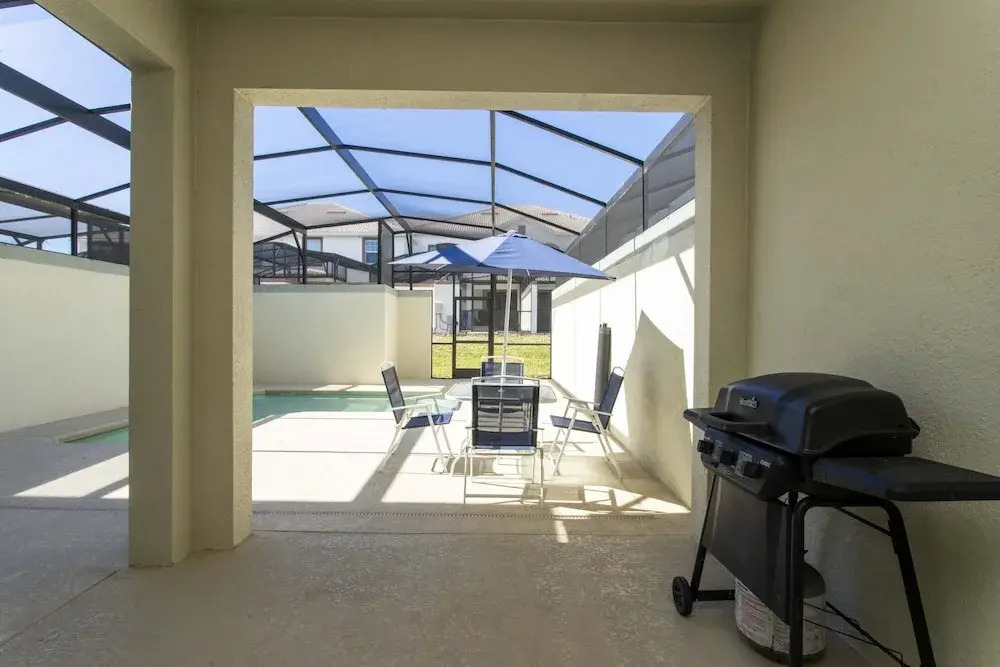 Luxurious 4 Bedroom w Screened Pool Close to Disney 1568