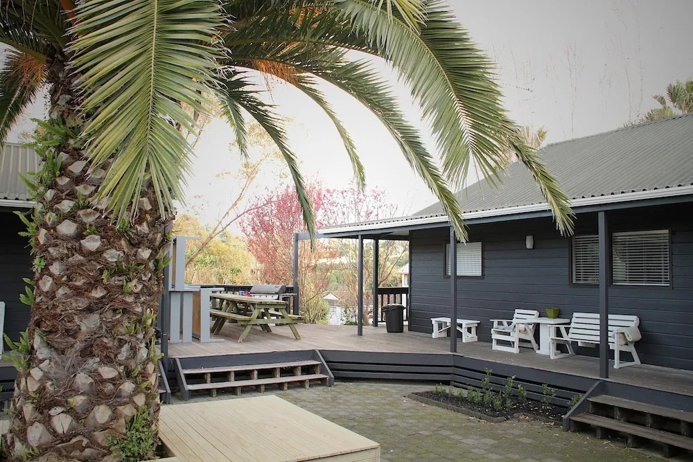 Hugo & Carters Backpackers & Motel