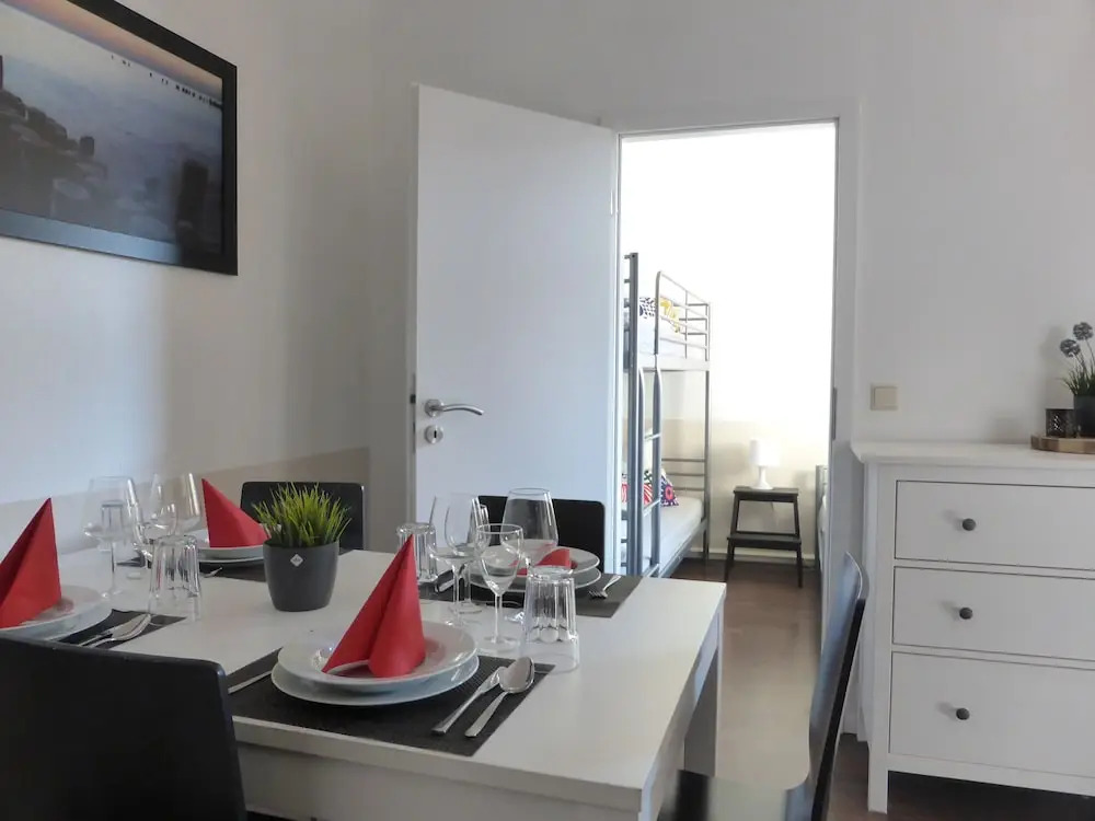 Ferienwohnung Friedrich Schiller, 2 Schlafzimmer, Balkon,kostenloses WiFi, nähe Zentrum