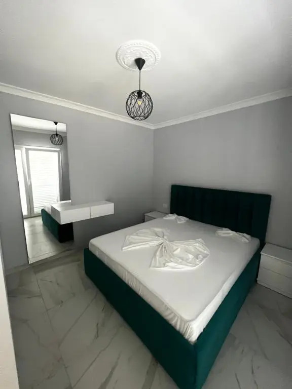 090 Center Apartment