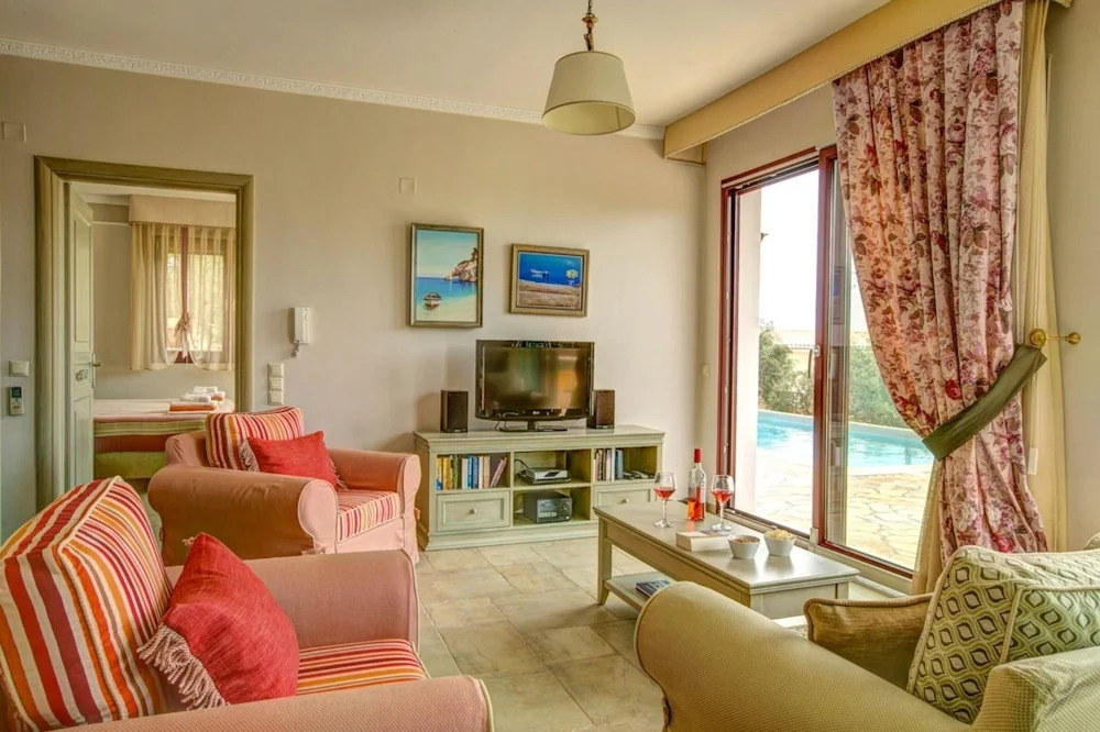 Kalliope Villa - Classic Modern With a Splash of Glam