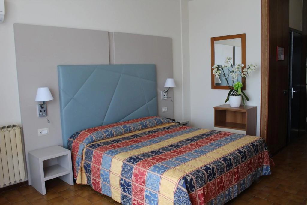 Hotel Holiday