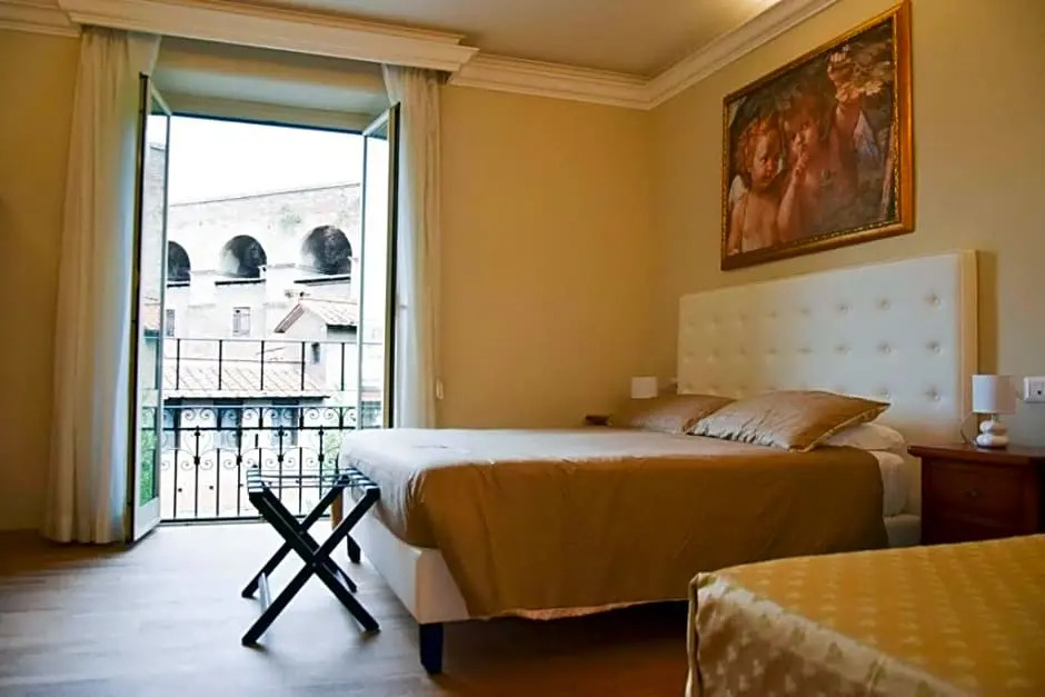 Romulus Rooms by Hostand