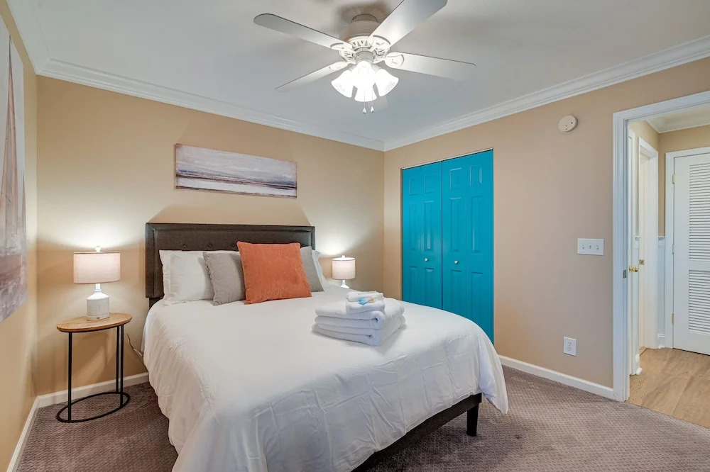Highend Pawleys Island Condo w/ Porch & Pools!