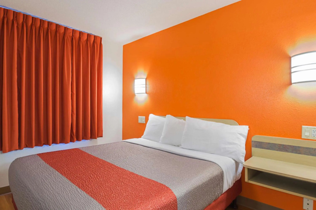 Motel 6-Whitby, ON - Toronto East