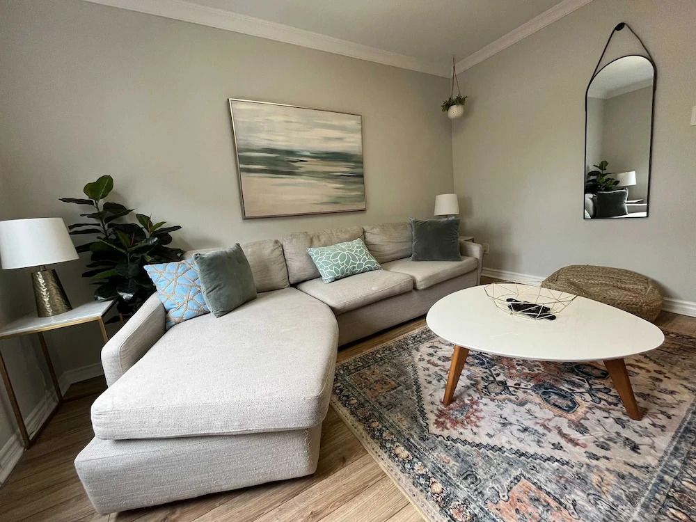 Casa Hotels: Modern 2BR Suite in Leslieville