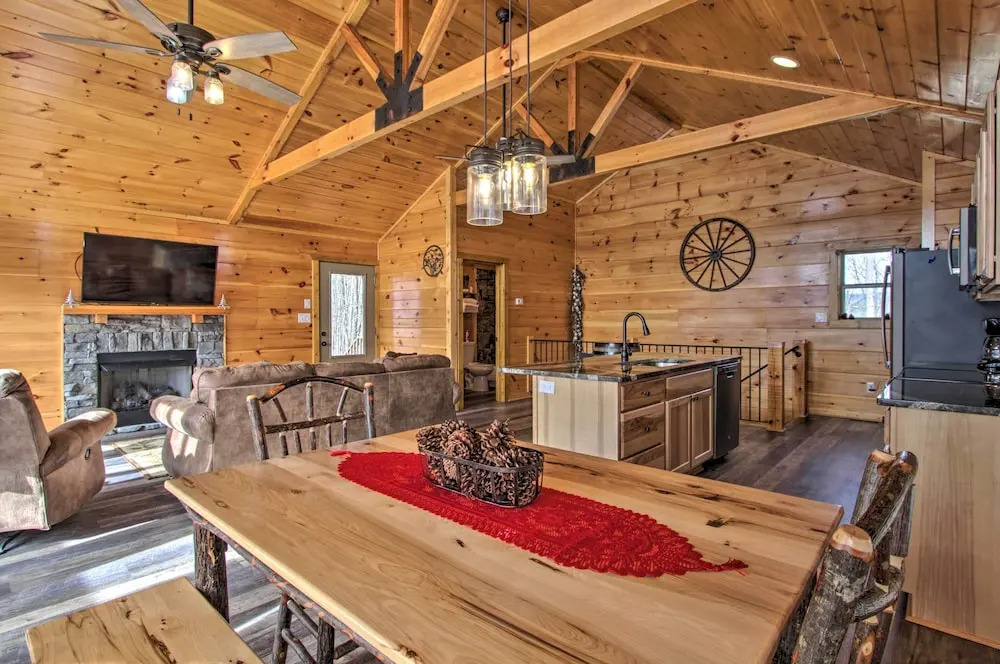 Smoky Mtn Log Cabin w/ Hot Tub & Panoramic Views!