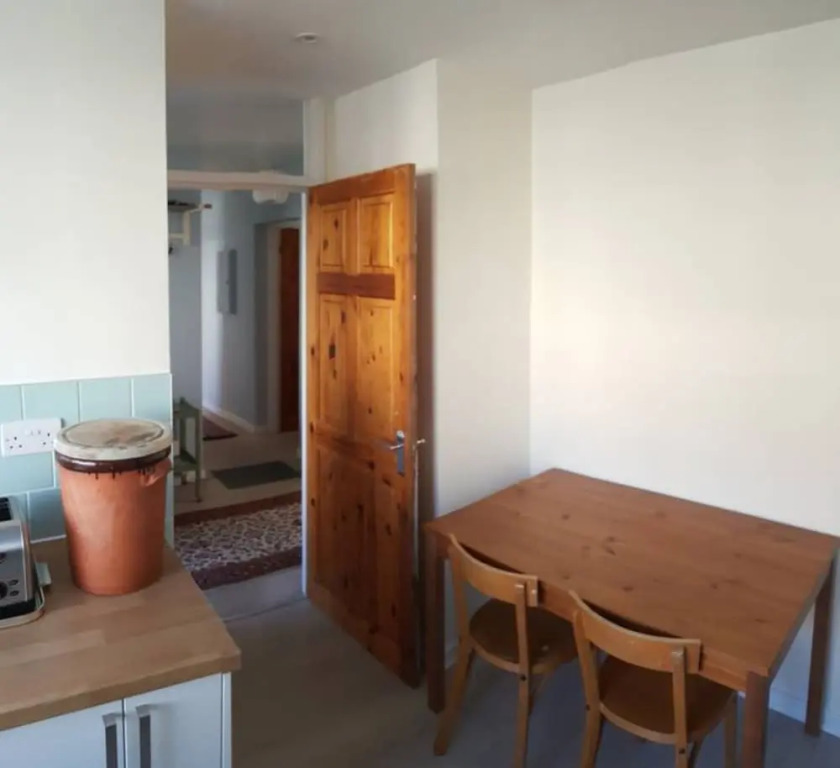 Spacious North London Flat With Balcony