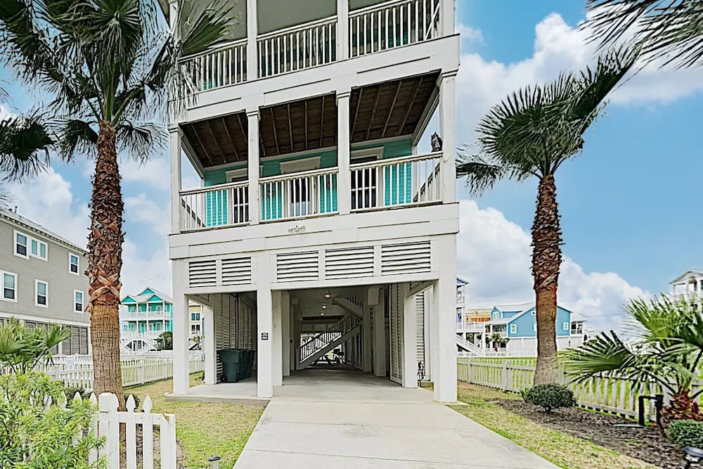 New Listing! The Water House: New Near Beach 3 Bedroom Home