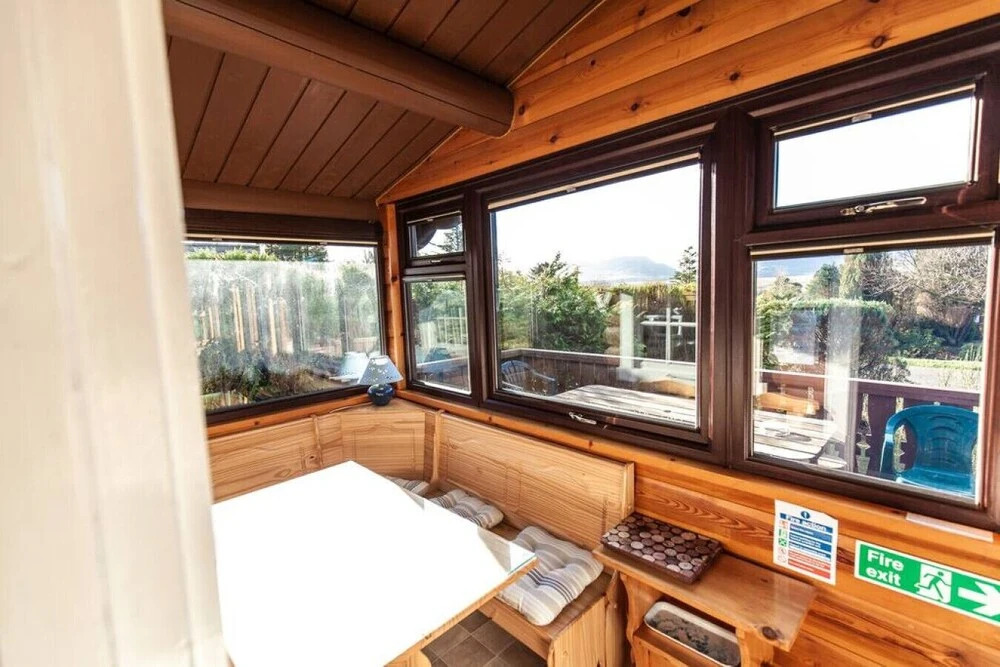 Spacious 3 Bed Log Cabin in Snowdonia Mountains