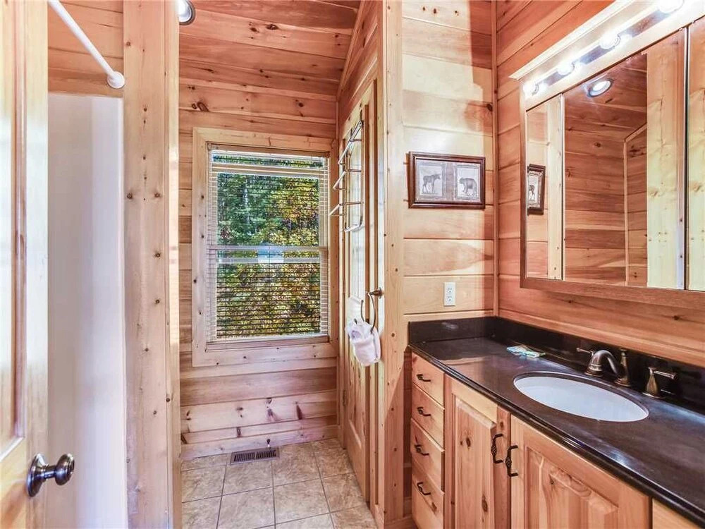 Big Bear Lodge - Five Bedroom Cabin