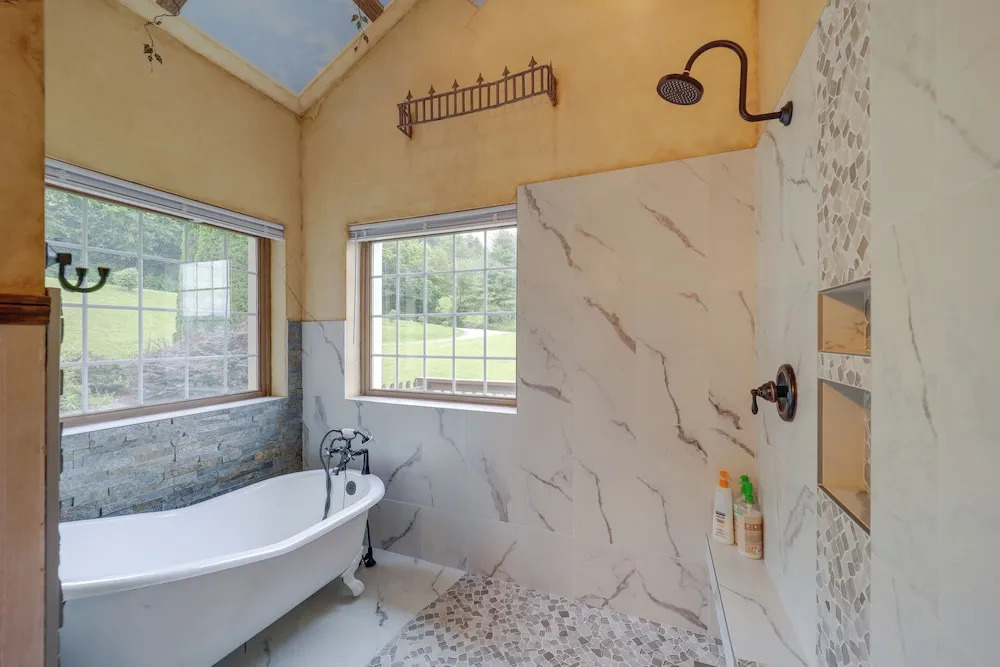 Classy Home w/ Hot Tub + Mt. Jefferson Views