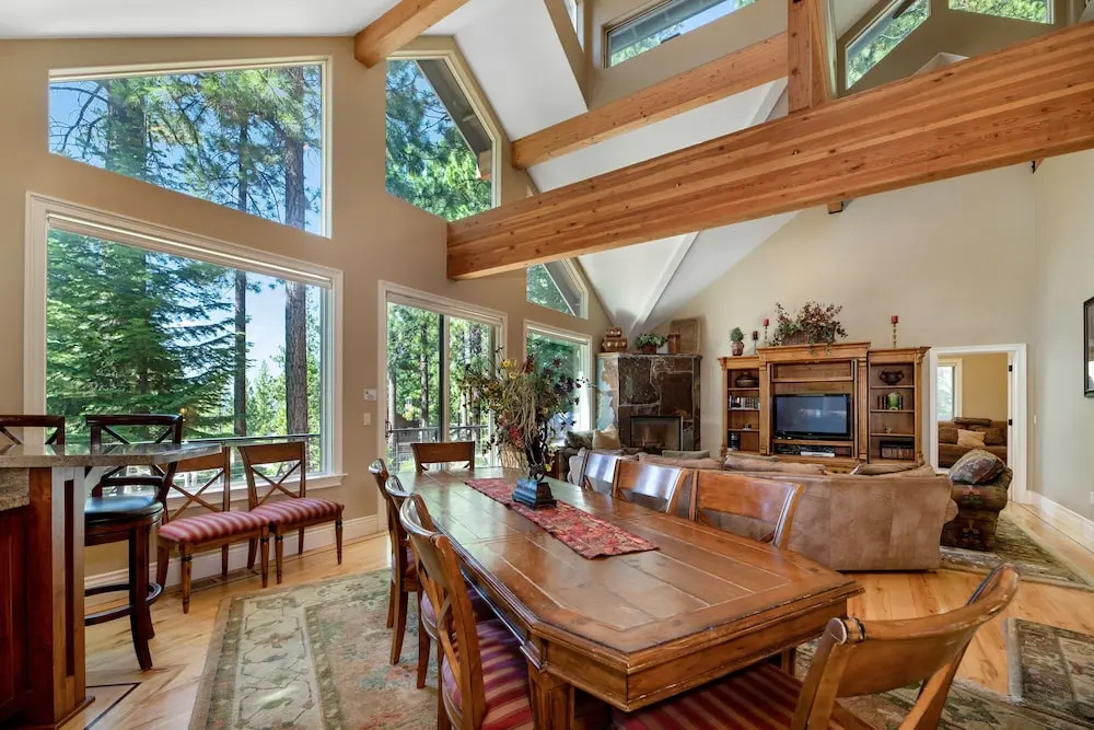 4BR 4.5BA Luxurious Tahoe Retreat with Hot Tub S Lake Tahoe by RedAwni