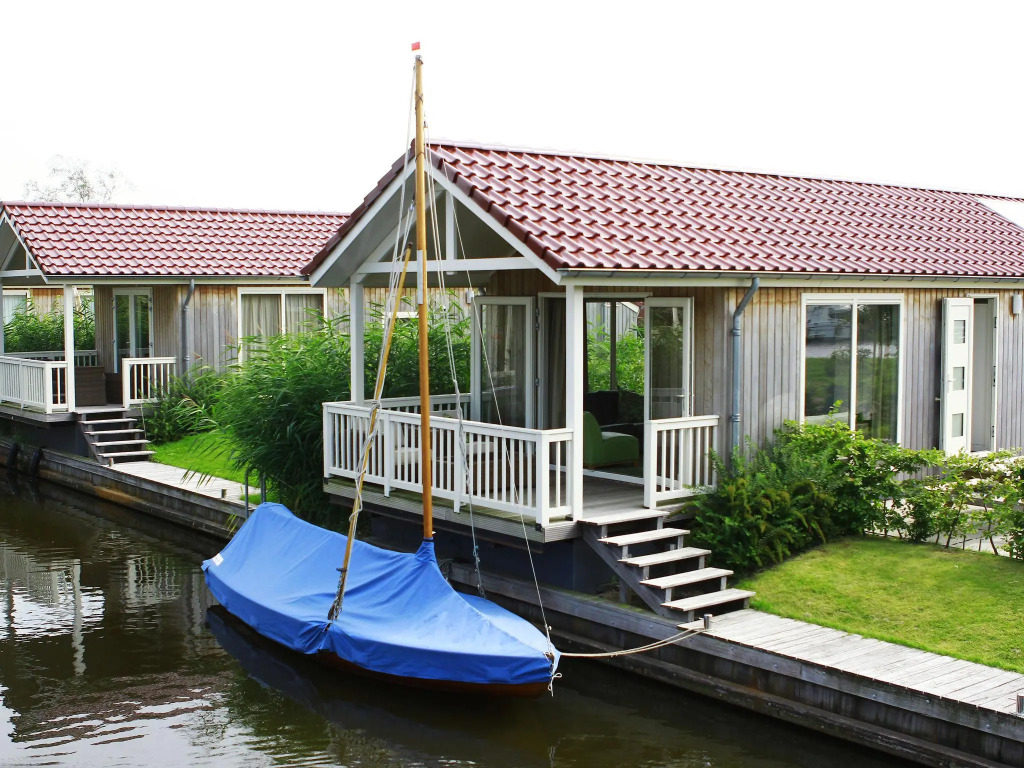 Cozy Chalet Right on the Water in Friesland